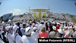 Рим папасы Франциск Сараево стадионында салтанатты мінәжат өткізіп тұр. 6 маусым 2015 жыл.