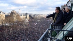 Шеруді балкондарынан қарап тұрған адамдар. Париж, 11 қаңтар 2015 жыл.