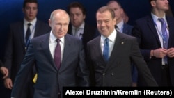 Владимир Путин и Дмитрий Медведев на 19 съезде партии "Единая Россия" 