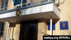 У здания районного суда в Астане. Иллюстративное фото.