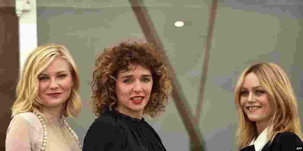 В жюри также входят американская актриса Кирстен Данст, итальянская актриса и режиссер Валерия Голино и французская певица и актриса Ванесса Паради. 
