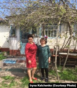 Ірина (праворуч) і Валентина перед сімейним будинком, побудованим на території колишнього обійстя Гончаренків