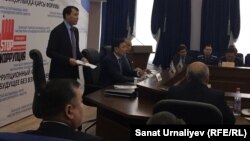 Алик Шпекбаев (в центре), заместитель председателя агентства по делам госслужбы и противодействию коррупции, на антикоррупционном форуме в Уральске Западно-Казахстанской области. 27 октября 2017 года. 