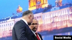 Alte vremuri: Dodon, pe atunci, președinte, în compania lui Putin la Forumul de la St. Petersburg, în 2017