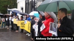 Участники акции протеста против приговоров Сенцову и Кольченко у ворот посольства России в Варшаве 