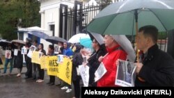 Учасники акції протесту проти вироків Сенцову і Кольченку біля воріт посольства Росії у Варшаві, 25 серпня 2015 