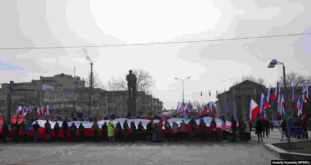 На площади Ленина растянули большой крымский флаг