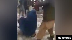 Snimak žene u Avganistanu u provinciji Tarkhan koju tuku jer je navodno imala vanbračnu aferu.