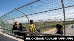 Punt de control pe granița sudică a Statelor Unite, unde migranții pot cere azil.