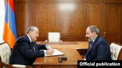 Armenia - President Armen Sarkissian (L) signs a decree appointing Nikol Pashinian (R) as Armenia's prime minister, January 14, 2019.