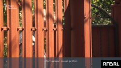 «Схеми» не змогли поспілкуватись із Щербаковим – жінка (схоже, його родичка) відповіла, що його немає на місці, він поїхав на роботу на острів Лімба