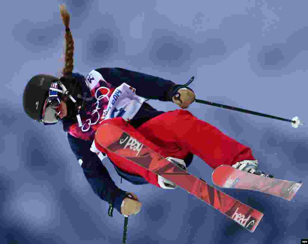 U.S. Maddie Bowman competes in the women's freestyle-skiing halfpipe qualification. (epa/Michael Kappeler)