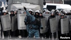 Киев милицияси ходимлари.