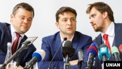 Володимир Зеленський (у центрі), Олексій Гончарук (праворуч) і ексглава Офісу президента Андрій Богдан (ліворуч) 