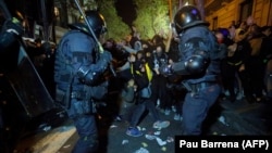 Столкновения протестующих с полицейскими в Барселоне, 15 октября 2019 года