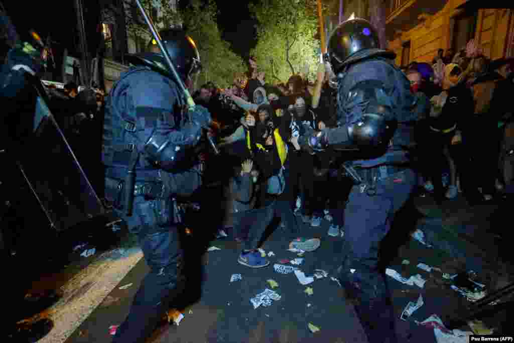 Pro-independence protesters clash with Catalan regional police officers during a demonstration in front of the Spanish Government delegations in Barcelona on October 15. (AFP/Pau Barrena)