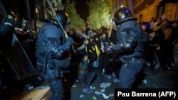Pamje të përleshjeve mes protestuesve dhe policis% në Katalonjë.