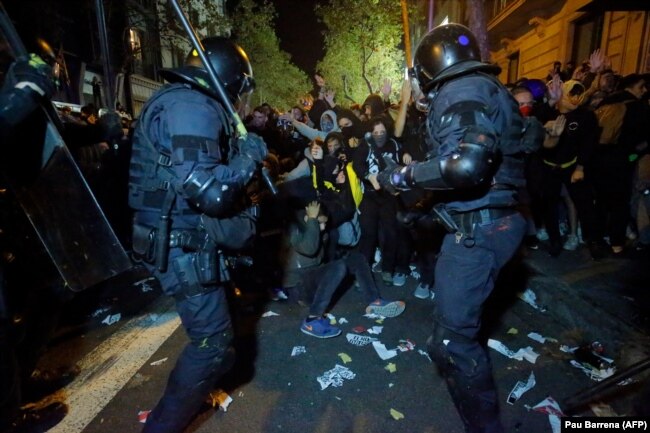 Od početka protesta policija je uhapsila 97 ljudi širom Katalonije (Barcelona, 15. oktobra)