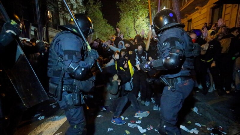Presidenti i Katalonjës kërkon ndaljen e dhunës në protesta