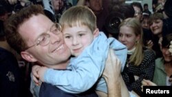 Doček američkog novinara Dejvida Roda u Bostonu nakon što je 9. novembra oslobođen iz zatočeništva bosanskih Srba.