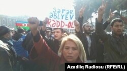 Момент акции протеста на площади Фонтанов в Баку. На плакате написано: "Сафар Абиев, убирайся!"