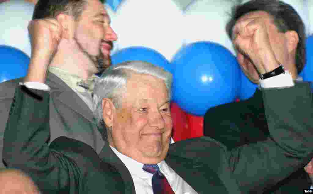 Former President Boris Yeltsin watching a volleyball tournament in Nizhny Tagil on April 25, 2004 (TASS) - Russia – Politics – Ex-President Boris Yeltsin celebrates a Russian victory over Cuba in the Yeltsin Cup volleyball tournament, Nizhny Tagil, 25Apr2004. Source: ITAR-TASS.