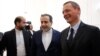 امانوئل بون، فرستاده رئیس‌جمهوری فرانسه به تهران (راست) در کنار عباس عراقچی ؛ عکس از آرشیو