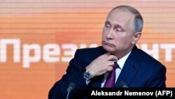Владимир Путин баспасөз конференциясында отыр. Мәскеу, 14 желтоқсан 2017 жыл.