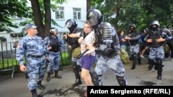 Задержание на несанкционированной акции в Москве. 27 июля 2019 года.