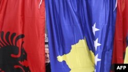 Kosovska i albanska zastava u Prištini, uoči obeležavanja godišnjice nezavisnosti.