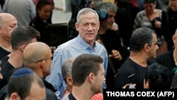 Retired Israeli general Benny Gantz (C), mingles with people during an electoral campaign tour, in the city of Rishon Letzion, south of the coastal city of Tel Aviv, on February 1, 2019. 