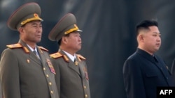 Солтүстік Корея басшысы Ким Чен Ын (оң жақта).
