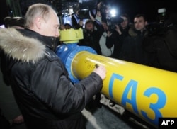 Ресей президенті Владимир Путин жаңадан ашылған газ құбырына қолын қойып тұр. Ресей, 19 наурыз 2011 жыл.