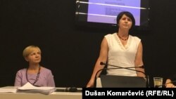 Suvada Selimović (stoji) i Marina Kljajić na javnom času u Beogradu