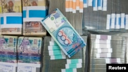 Банкноты казахстанского тенге. Иллюстративное фото.