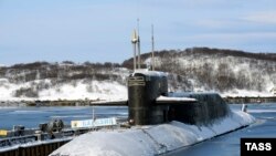 Атомная подводная лодка "Карелия" во время учений в учебном комплексе Северного флота в Мурманской области. 14 марта 2013 года.