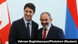 Премьер-министр Канады Джастин Трюдо (слева) и исполняющий обязанности премьер-министра Армении Никол Пашинян