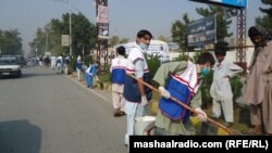 په جلال آباد کې د سرې میاشتې رضاکاران د ښار په پاکولو بوخت دي