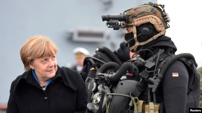 Angela Merkel Kiel şəhərində dalğıc döyüşçülərə baxır,19 yanvar 2016
