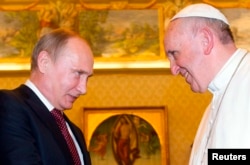 Папа Римський Франциск (праворуч) і президент Росії Володимир Путін. Ватикан, 25 листопада 2013 року