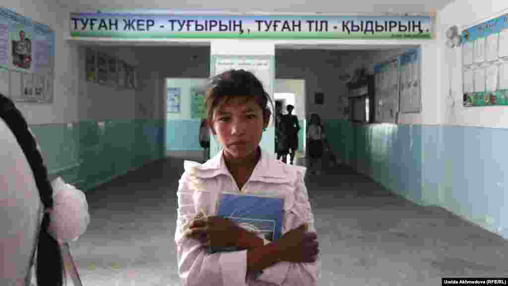Ученица казахской средней школы после торжественной линейки. Возможно, ее класс продолжит традицию встреч выпускников.