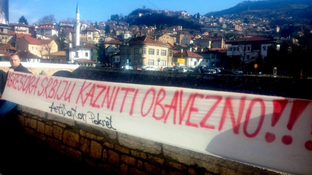 Jedan od transparenata ispred Vijećnice uoči održavanja savjetovanja, Sarajevo
