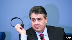 Ministrul de externe german Sigmar Gabriel la o conferință de presă în Letonia