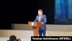 Even before Astana Mayor Bakhyt Sultanov finished speaking, the protesters shouted him off the stage.