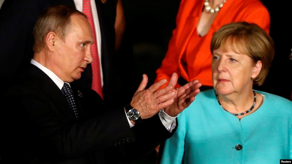 Russian President Vladimir Putin (left) and German Chancellor Angela Merkel at a G20 summit in China in September