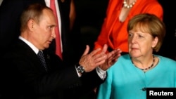 Russian President Vladimir Putin (left) and German Chancellor Angela Merkel at a G20 summit in China in September