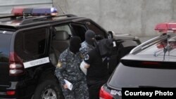 Armenia - Police apprehend alleged members of a gang suspected of committing high-profile robberies, Yerevan, 23Sep2011