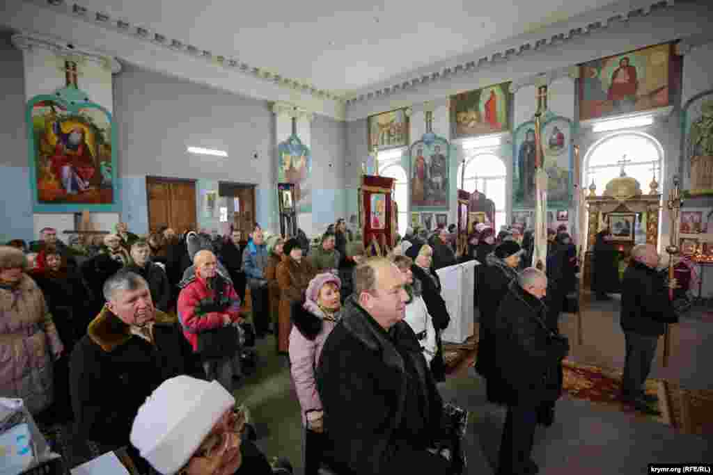 Різдвяна Літургія в сімферопольському храмі святих рівноапостольних князя Володимира і княгині Ольги Української Православної церкви Київського патріархату.