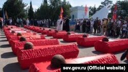 Церемония захоронения останков 353 бойцов Красной Армии в Севастополе