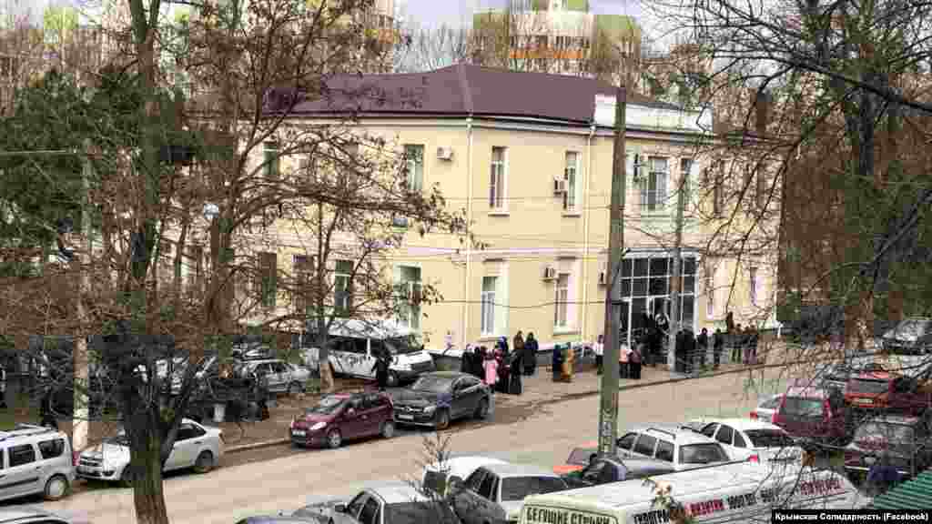 Rusiye kontrolindeki Kiyev rayon mahkemesiniñ binası ögünde martnıñ 27-nde tutulğan qırımtatar faallerine qoltutqanlar toplaştı